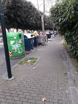 Catania: Viale M. Polo, cassonetti ancora pieni alle 10 del mattino