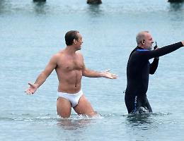 Jude Law supersexy al Lido di Venezia: il "papa giovane" in costume fa scandalo