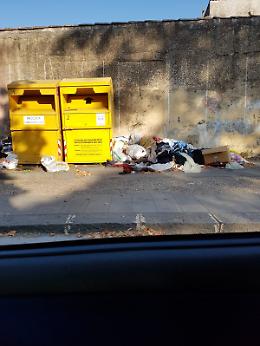 Linguaglossa: contenitori per la raccolta degli indumenti pieni di rifiuti