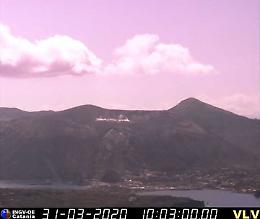 Trabocco di lava dallo Stromboli: lingua di fuoco sulla costa
