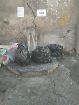 Catania. Spazzatura nella fontanella di piazza Calvario