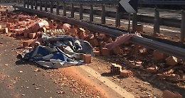 La Ss117 ripulita dal carico di mattoni: ripristinata la circolazione