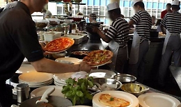 Peppe, laureato, che serve ai tavoli per 40 &euro; al giorno (in nero)