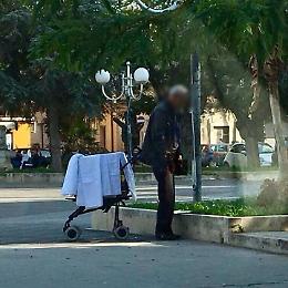 Vittoria, pipì nell'aiuola davanti ai passanti in piazza Senia