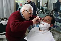 A Randazzo il "figaro" più anziano d'Italia: «Tirerò finché posso, ho una famiglia»