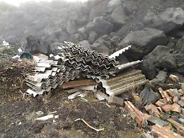 Etna, eternit nella piazzola della Sp 92