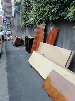 Catania, Via Gigi Macchi: Rifiuti e mobili abbandonati