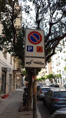 Palermo: un  "esempio" per  parcheggiare.