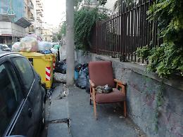 Catania: "Serve un'ordinanza che vieti di gettare gli avanzi di cibo sui marciapiedi"