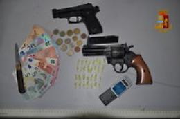 Adrano, droga e pistole giocattolo in casa di un 29enne: arrestato