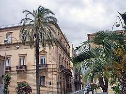 In Comune per chiedere posto di lavoro, aggredisce usciere e agente