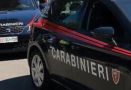 Palpeggiano due anziani disabili per derubarli: due romene arrestate