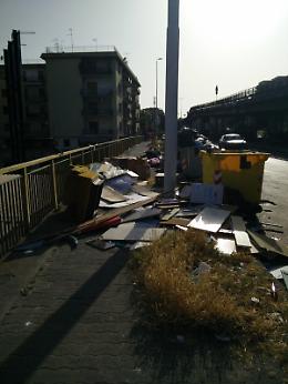 Catania, marciapiede di viale Marco Polo invaso dai rifuti