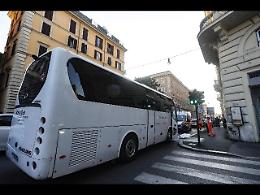 Sedici giorni al volante senza riposo: multato a Torino l&rsquo;autista di un autobus turistico

