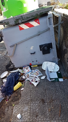 Catania, Via Paratore: rifiuti raccolti ma i cassonetti restano capovolti, perch&egrave;?