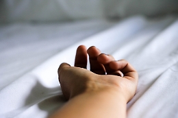 Catania, turista francese si barrica in un B&amp;B e tenta suicidio: salvata