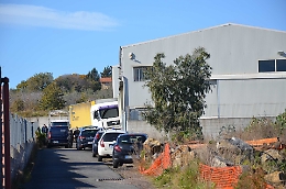 Aci S. Antonio, cerca di fermare il camion e muore di infarto