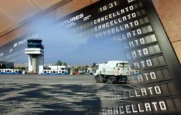 L'aeroporto di Catania e l'incubo cenere: scalo chiuso, voli dirottati e passeggeri nel caos