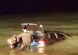 Ribera: cede il freno a mano e l'auto finisce in mare