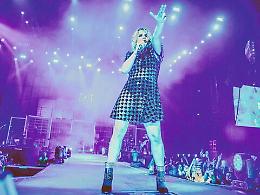 Nuova musica e nuovo linguaggio per Emma e il suo “Essere qui”