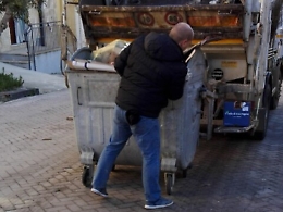 Villalba: manca operaio e l'assessore svuota i cassonetti dei rifiuti