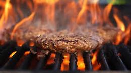 Accendono il barbecue e restano ustionati: uno dei feriti muore in ospedale