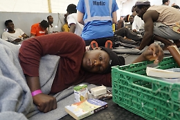 Sea Watch: migranti sempre pi&ugrave; disperati, ma a Lampedusa continuano gli sbarchi