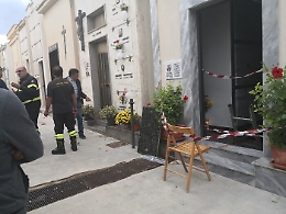 Vanno al cimitero per visita ai defunti e cadono dentro ossario: ferite