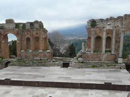 Taormina, De Luca va alla guerra col Parco per il Teatro: «Io non pago a casa mia»