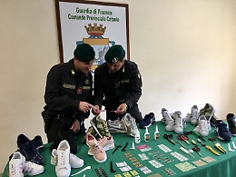 Catania, scoperto deposito di scarpe contraffatte vicino alla Stazione