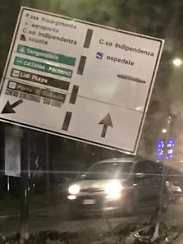 Catania: segnaletica stradale pericolante in corso Indipendenza