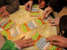 Fruga tra i rifiuti e trova "Gratta e Vinci' da 100mila euro