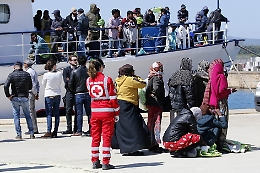L'arrivo ad Augusta di 453 migranti stremati e sette salme