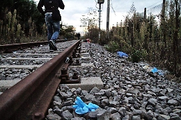 Acireale: si schianta con un furgone e scappa a piedi, ma finisce sotto un treno