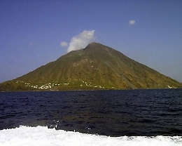 Eruzioni Stromboli, il Consiglio dei ministri dichiara lo stato di emergenza