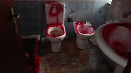 Escrementi e scritte offensive dopo sfratto