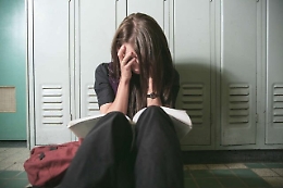 Caltanissetta, "palpeggiamenti e frasi inopportune": prof molesta l'alunna di 11 anni