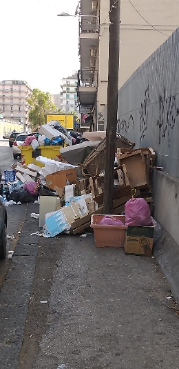 Catania: Via San Nicolò al Borgo invasa dai rifiuti