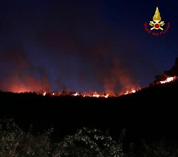 Fiamme sulla collina di Vampolieri, un incubo lungo 6 ore: rogo domato