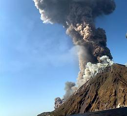 Eruzione, lo Stromboli scosso da 20 esplosioni tra le pi&ugrave; forti mai registrate