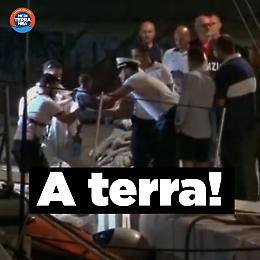 "Mare Jonio", sbarcati 64 migranti, ne restano 34 ancora a bordo