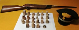 In casa una carabina e reperti archeologici: denunciato bracciante