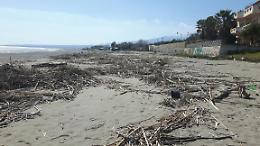 A Recanati strade dissestate, spiaggia sporca e tombini otturati: «Perchè paghiamo le tasse»?