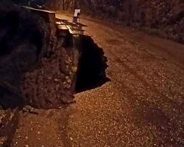 Maltempo, masso si stacca e colpisce auto in transito