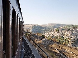 &laquo;Il treno barocco? Pi&ugrave; che turistico sembra un tour de force nella calura&raquo;