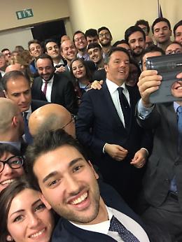 Catania, Renzi a tutto selfie con i ragazzi della Scuola di Medicina