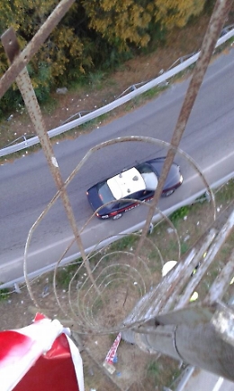 Agrigento, cos&igrave; si protesta sulla torre faro di 25 metri