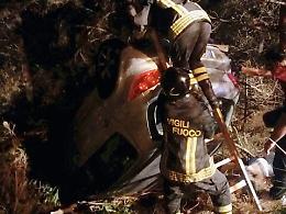 Finisce nella scarpata ma resta illeso