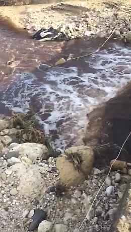 Caltagirone (Ct): gli scarichi che annebbiano l'aria e l'acqua