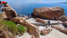 Terrazza in cemento tra gli scogli sul mare di Cefal&ugrave;: &laquo;Chiederemo i danni&raquo;